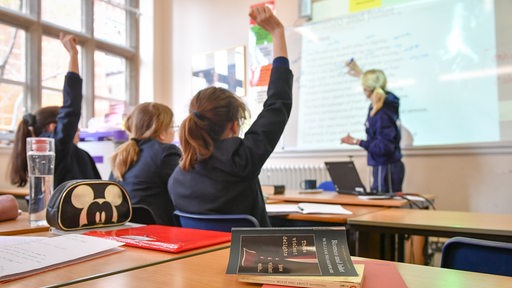 Schüler sitzen in einer Schulklasse.