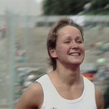 Eine junge Frau, Birgit Dressel, lächelt und trägt ein Sportler-Leibchen