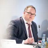 Björn Fecker (Grüne), Finanzsenator von Bremen, bei einer Pressekonferenz nach dem Treffen der Finanzministerinnen und Finanzminister der Länder. 