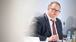 Björn Fecker (Grüne), Finanzsenator von Bremen, bei einer Pressekonferenz nach dem Treffen der Finanzministerinnen und Finanzminister der Länder. 