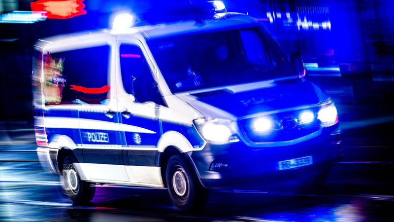 Ein Polizeiauto fährt mit Blaulicht durch Bremen