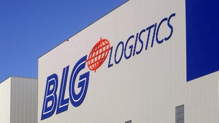 Das Logo der BLG Logistics am Hochregallager in Bremen.