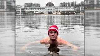 Wigald Boning badet im Hollersee vor dem Parkhotel in Bremen.