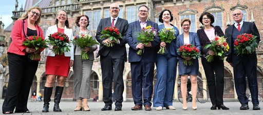 Die frisch gewählten Senatoren von Bremen lächeln in die Kamera. In der Mitte Bürgermeister Andreas Bovenschulte.