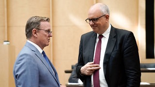 Bremens Bürgermeister Andreas Bovenschulte (SPD) im Gespraech mit Ministerpräsident Bodo Ramelow im Plenarsaal bei einer Sitzung im Bundesrat in Berlin. 