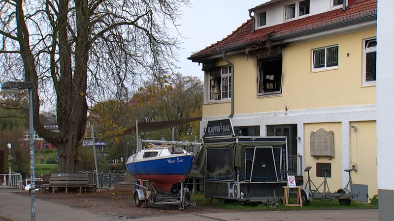 Zu sehen ist ein ausgebranntes Obergeschoss.