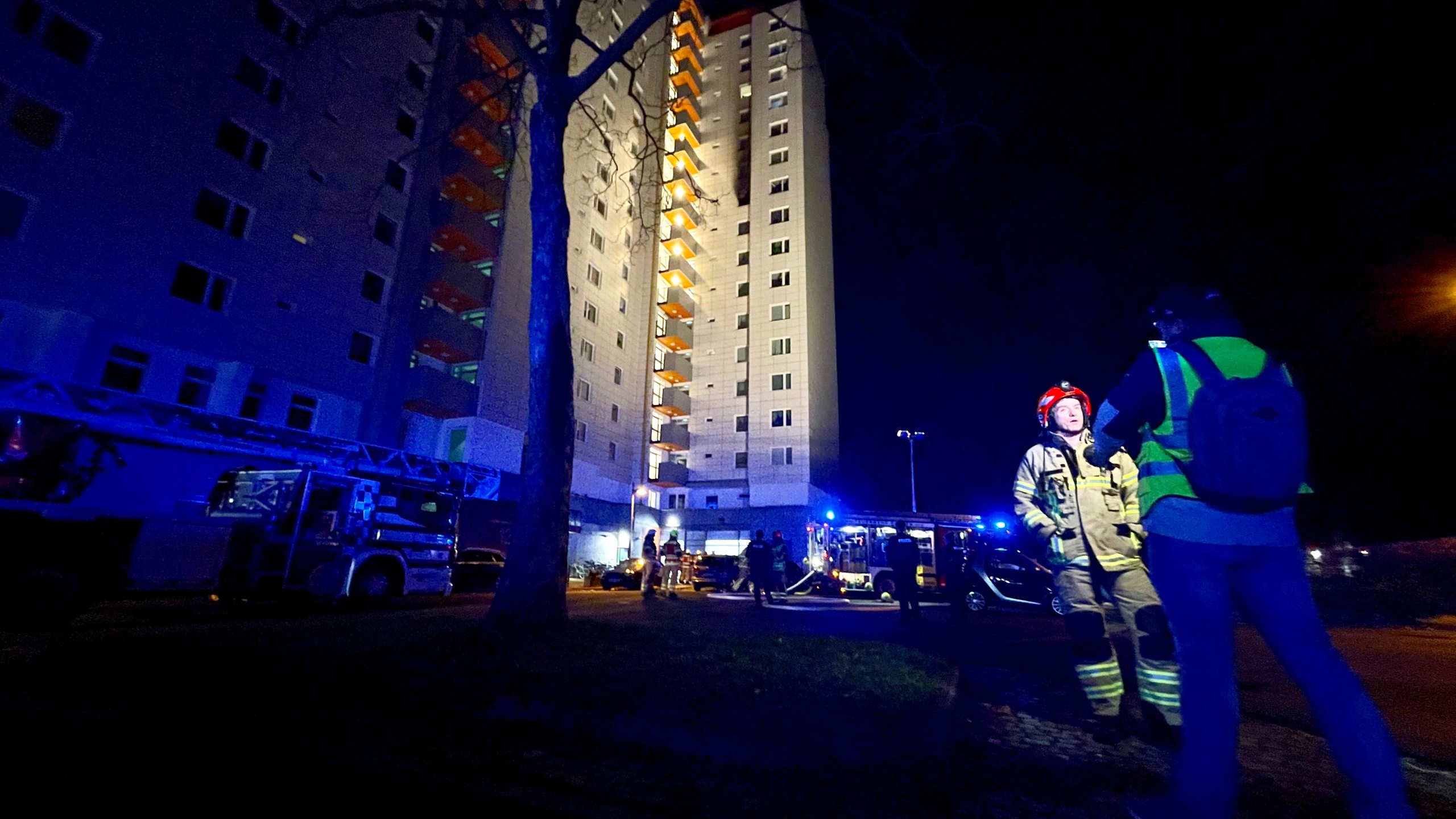 Feuerwehr Rettet 30 Menschen Bei Hochhaus-Brand In Bremen - Buten Un Binnen