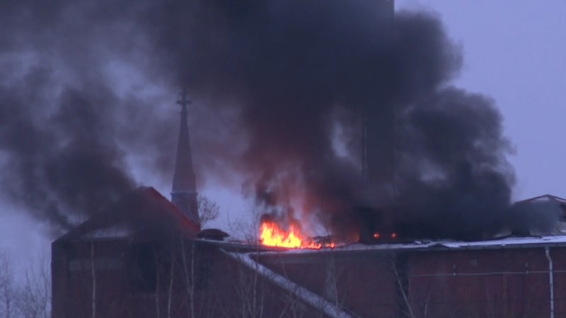 Ein Feuer ist in einer alten Lagerhalle in Delmenhorst ausgebrochen. Sie steht auf dem Gelände des Linoleum Werks.