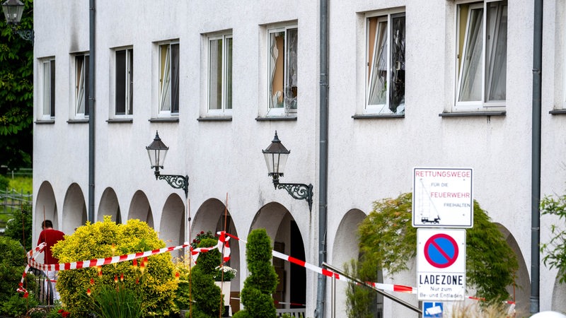 Eine Polizeiabsperrung vor einem Haus