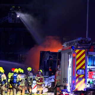 Feuerwehr löschen einen LKW mit einem Hebekran