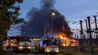 Riesige Rauchwolke über Feuerwehrautos in Bremen-Findorff. 