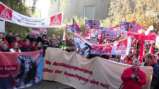 Viele Demonstranten mit Fahnen und Bannern bei der Demo der IG Metall Küste