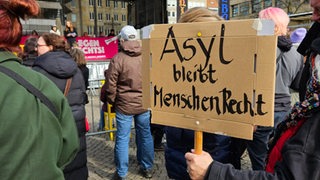 Ein Schild auf der Demo Laut gegen Rechts "Asyl ist ein Menschenrecht"