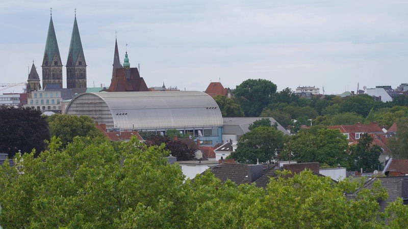 Die Silhouette der Stadt Bremen inklusive Dom und grüner Dächer