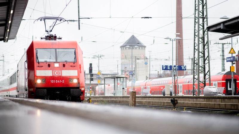 Ein Zug fährt in den Bremer Hauptbahnhof ein