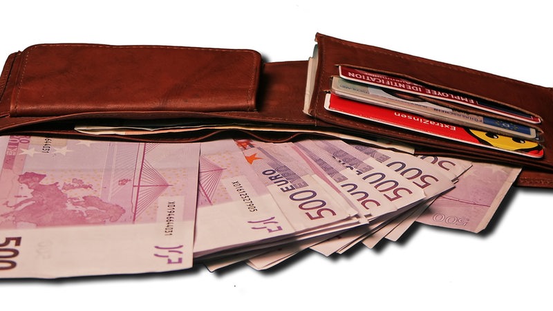 In einem Portemannaie stecken mehrer 500-Euro-Geldscheine