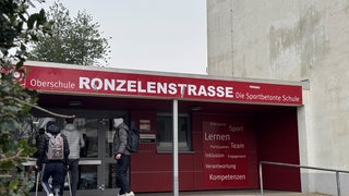 Über dem Eingang zur Oberschule an der Ronzelentraße in Bremen prangt der Schulname sowie der Zusatz: "Sportbetonte Schule"