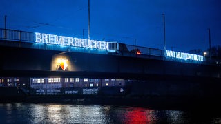 "Bremer Brücken – Watt mutt dat mutt" steht bei einer Brückenillumination an der Bürgermeister-Smidt-Brücke. 