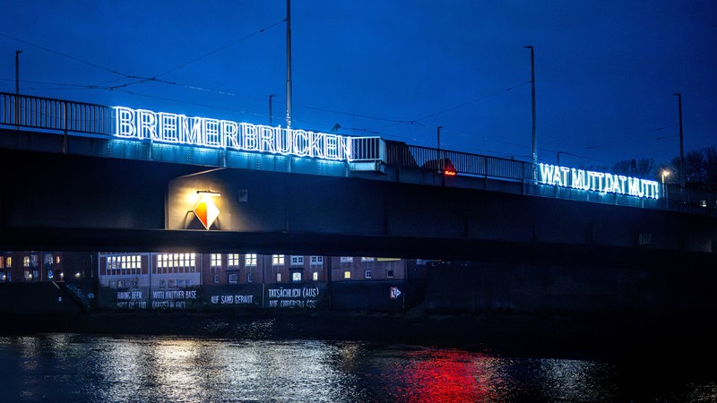 "Bremer Brücken – Watt mutt dat mutt" steht bei einer Brückenillumination an der Bürgermeister-Smidt-Brücke. 