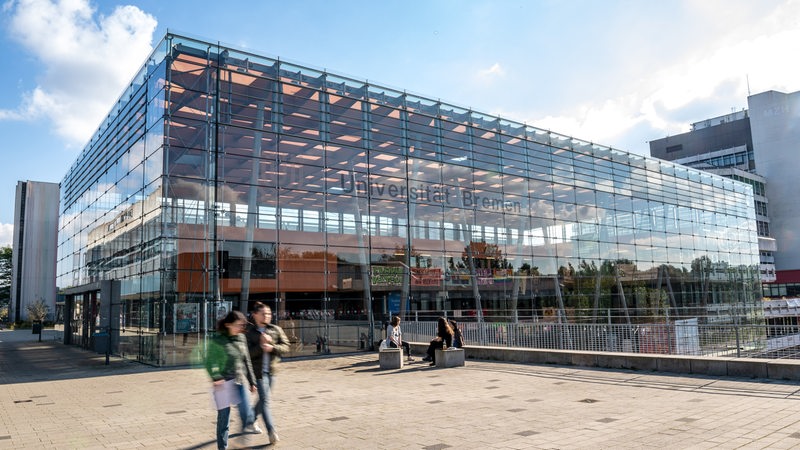 Ansicht des Glasgebäudes im Zentralbereich der Universität Bremen im Sonnenlicht.