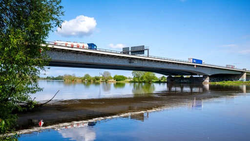 Blick auf die Weserbrücke im Verlauf der A1 zwischen den Anschlussstellen Hemelingen und Arsten nahe Bremen. 