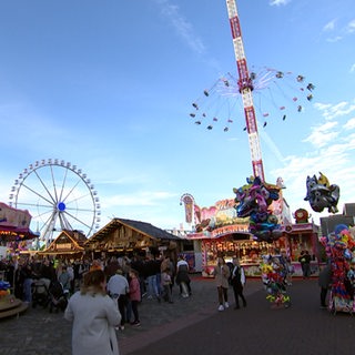 Ein Blick auf den Bremer Freimarkt mit Kettenkarussell und Riesenrad