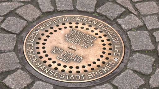 Das Bremer Loch auf dem Marktplatz gehört der Wilhelm Kaisen Bürgerhilfe. An dem kleinen Schlitz können Geldspenden eingeworfen werden.