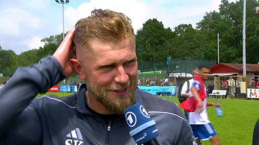 Sebastian Kmiec, Trainer des Bremer SV, gibt der ARD ein Interview.