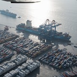 Ein Luftbild zeigt das Containerterminal an der Stromkaje in Bremerhaven.