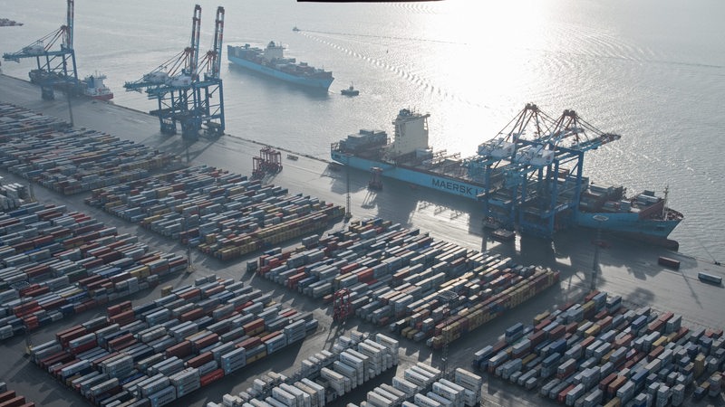 Ein Luftbild zeigt das Containerterminal an der Stromkaje in Bremerhaven.