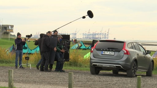 Vor der Kulisse der Bremerhavener Hafenkräne dreht ein Filmteam eine Szene