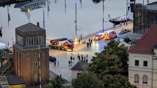Fahrzeuge der Feuerwehr stehen am Hafenbecken in Bremerhaven.