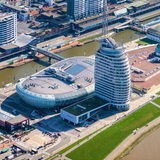 Blick aus der Vogelperspektive auf das Atlantic Hotel Sail City und Klimahaus in den Bremerhavener Havenwelten.