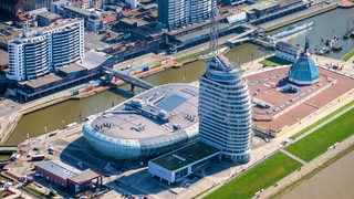 Blick aus der Vogelperspektive auf das Atlantic Hotel Sail City und Klimahaus in den Bremerhavener Havenwelten.