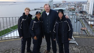 Die Filmcrew des Bremerhaven-Krimis vor der Skyline von Bremerhaven