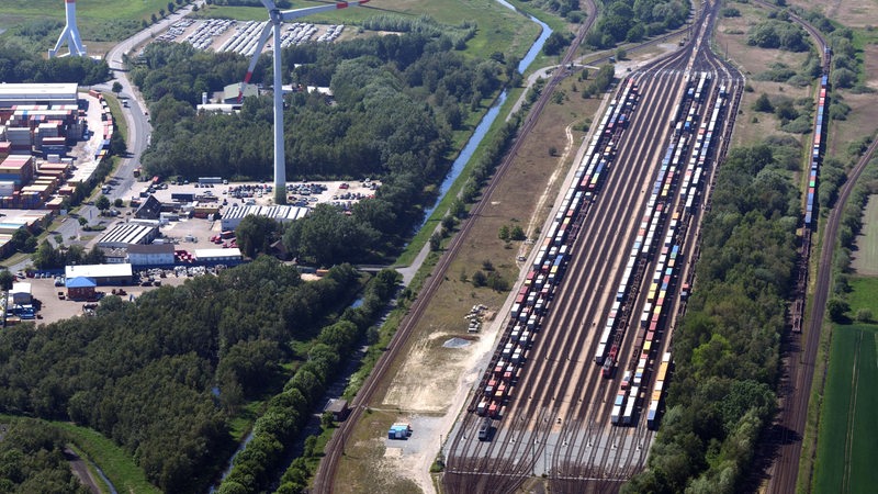 Eine Luftaufnahme zeigt mehrere Gleise nebeneinander in einer grünen Landschaft.