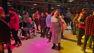 Eine Person mit Behinderung tanzt auf einer Bremerhavener Flirtparty