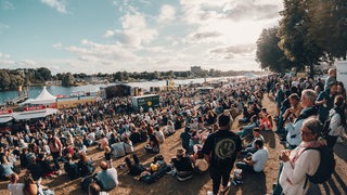 Publikum bei der Breminale 2022 am Deich mit Blick auf die Weser