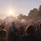 Menschen genießen Wetter und Musik bei der Breminale 2023