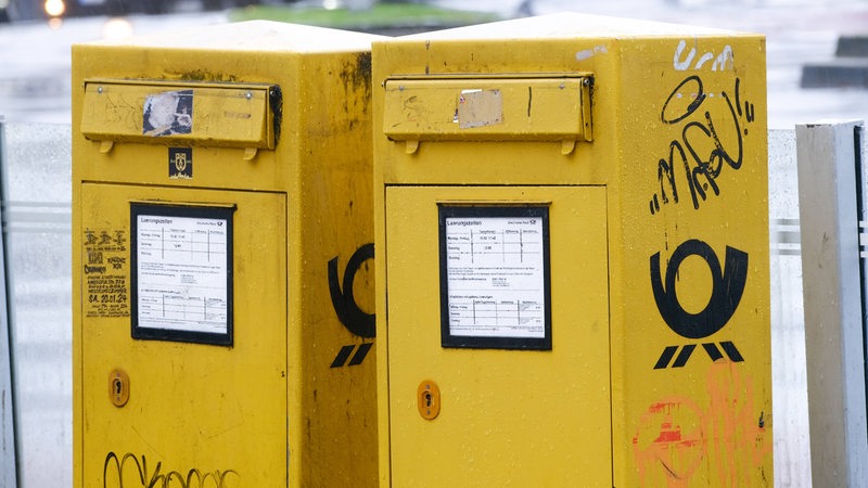 Zwei gelbe Briefkästen nebeneinander-