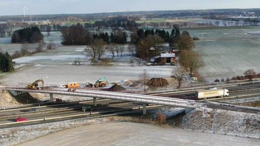 Eine Brücke über die A27 muss abgerissen werden.