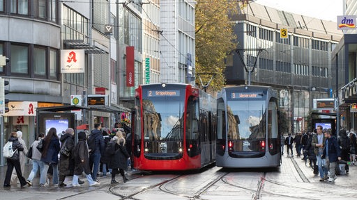 Zwei Straßenbahnen der BSAG halten nebeneinander in der Obernstraße in Bremen 