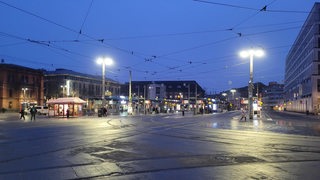 Blick auf die leere Straßenbahnhaltestelle vor dem Bremer Hauptbahnhof.