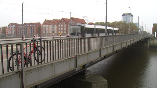 Eine Tram fährt über die Bürgermeister-Smidt-Brücke