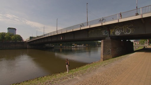 Die Bürgermeister-Smidt-Brücke an einem sonnigen Tag. 