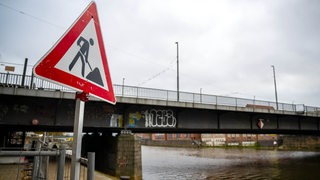 Ein Baustellenschild steht vor der Bürgermeister-Smidt-Brücke in Bremen.