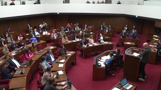 Abgeordnete der bremischen Bürgerschaft sitzen im Plenarsaal.