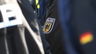 Auf einer Uniform ist das Wappen der Bundespolizei gestickt.