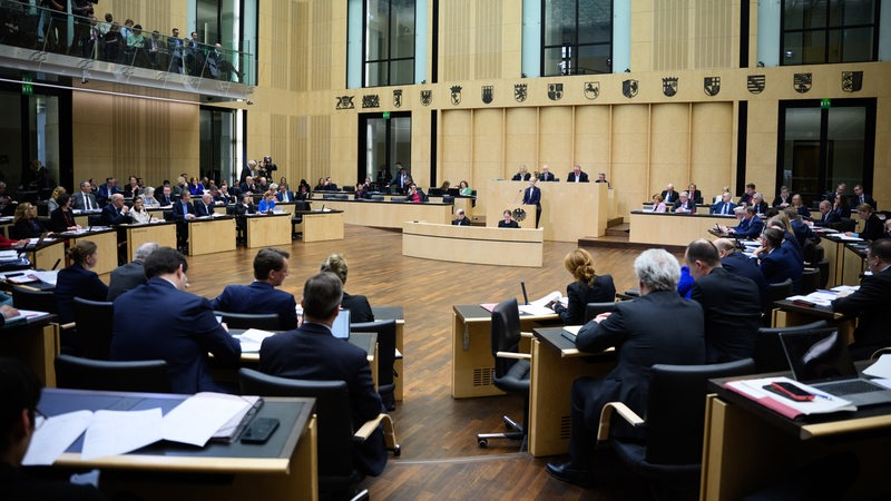 Politiker sitzen im Plenum des Bundesrats