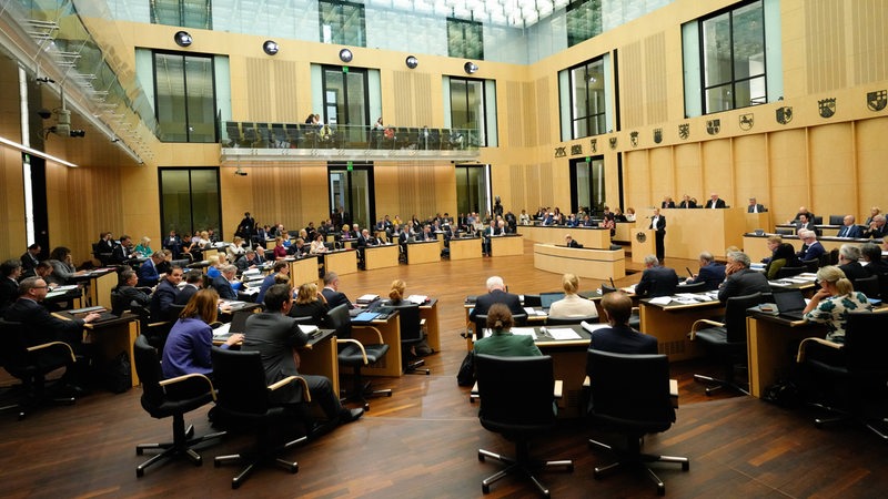 Bei einer Plenarsitzung im Bundesrat sitzen zahlreiche Landesvertreter auf Stühlen im Plenarsaal.